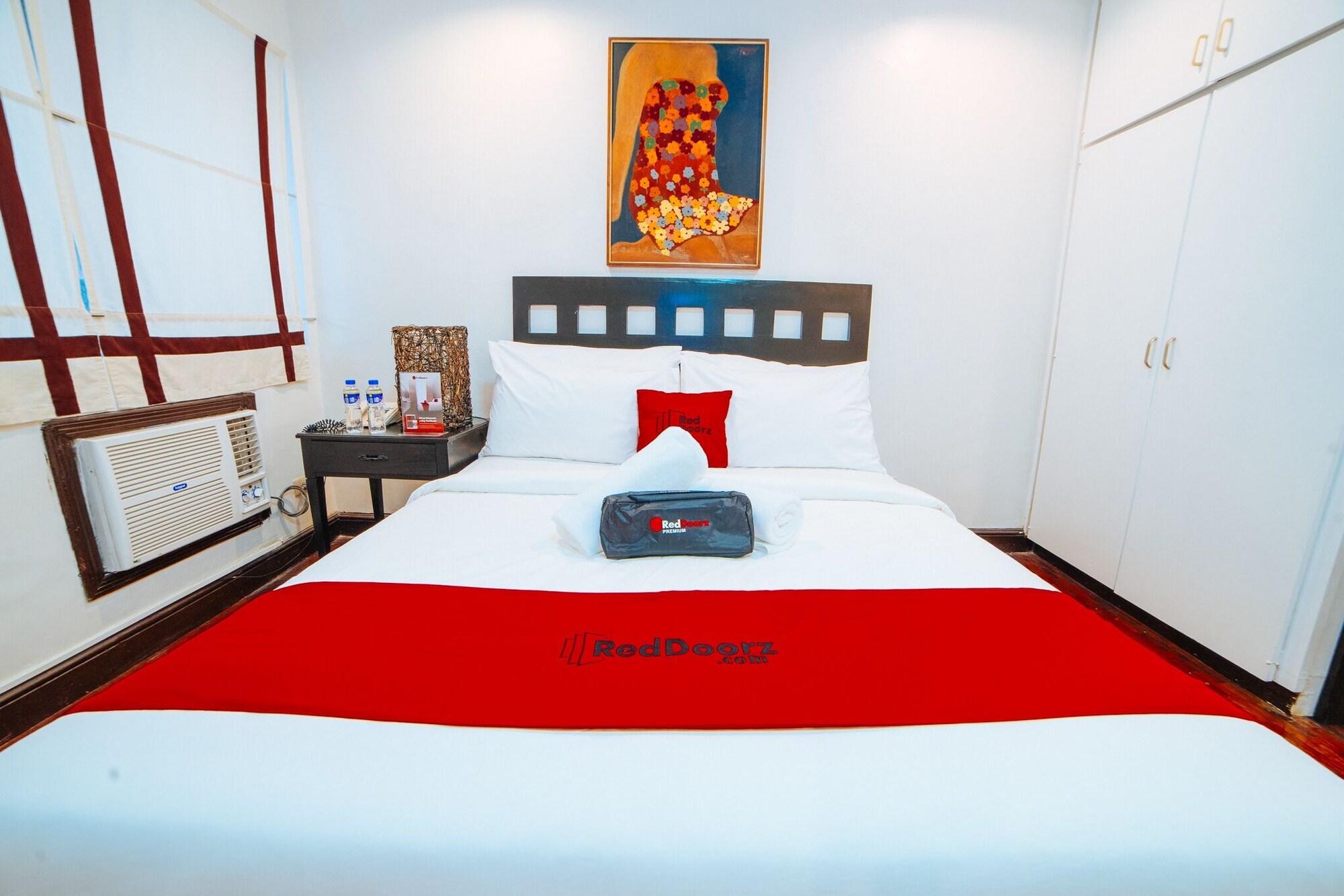Reddoorz Premium Near Greenbelt Makati - Vaccinated Staff 4* Makati City