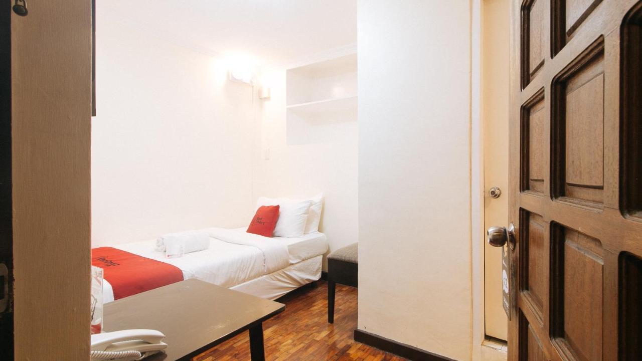 Hotel Reddoorz Premium Near Greenbelt Makati - Vaccinated Staff