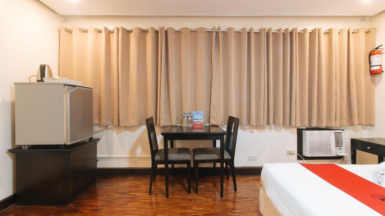Hotel Reddoorz Premium Near Greenbelt Makati - Vaccinated Staff
