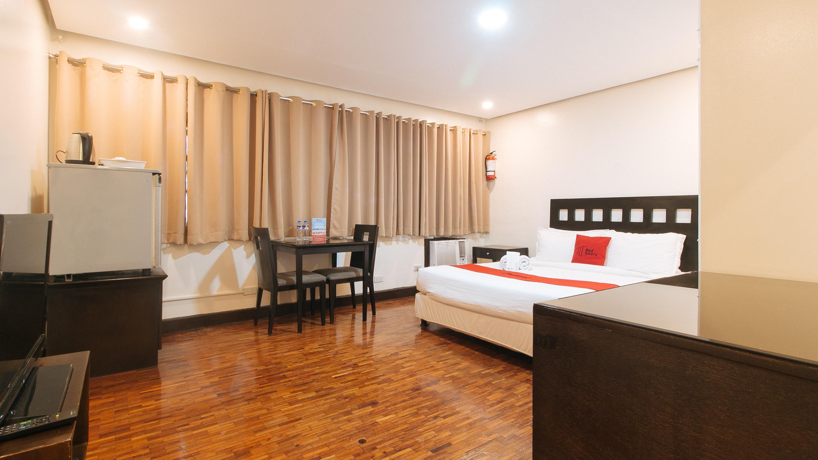 Reddoorz Premium Near Greenbelt Makati - Vaccinated Staff 4*