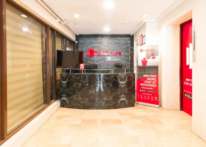 Reddoorz Premium Near Greenbelt Makati - Vaccinated Staff