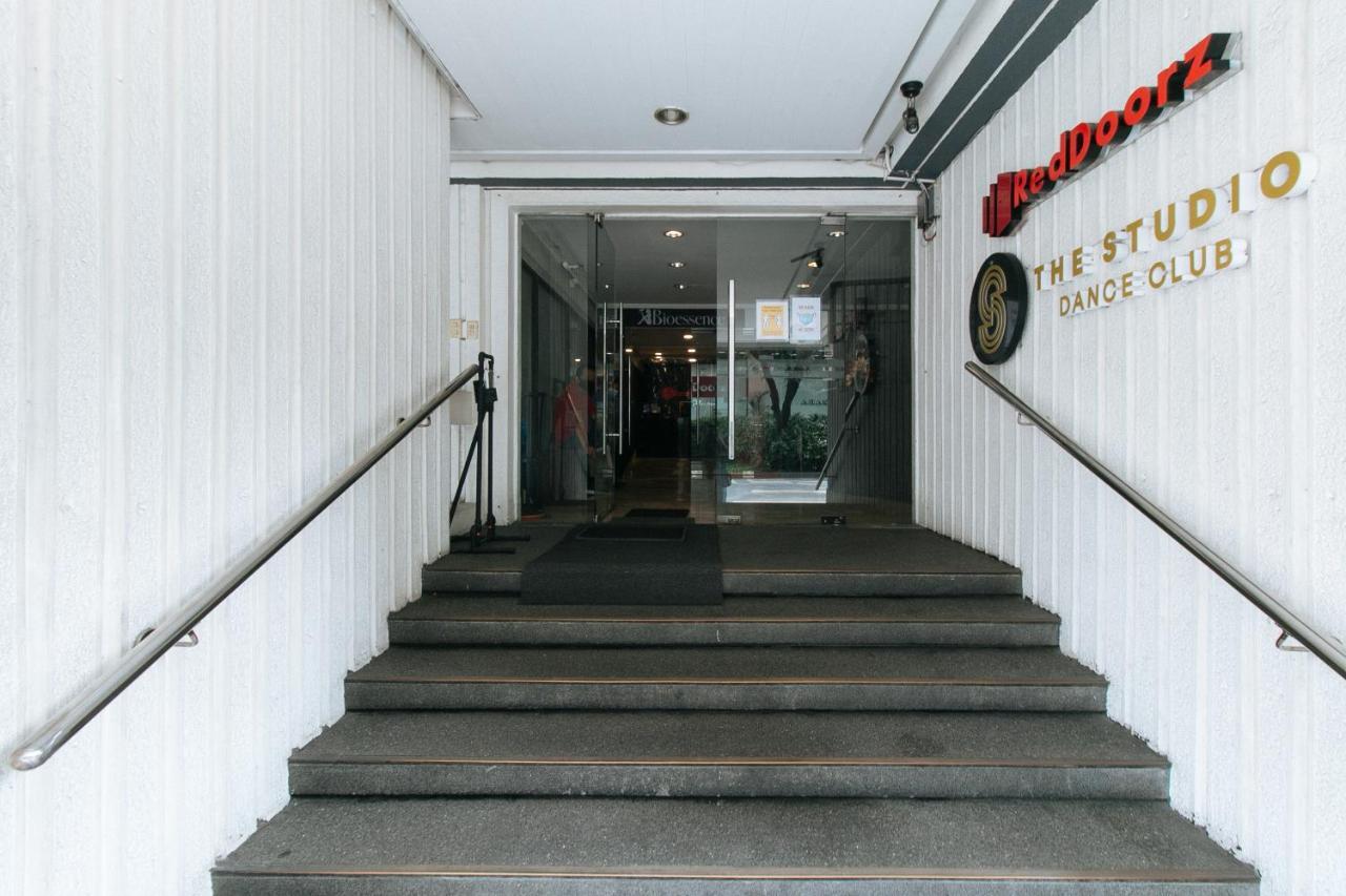 Reddoorz Premium Near Greenbelt Makati - Vaccinated Staff Makati City
