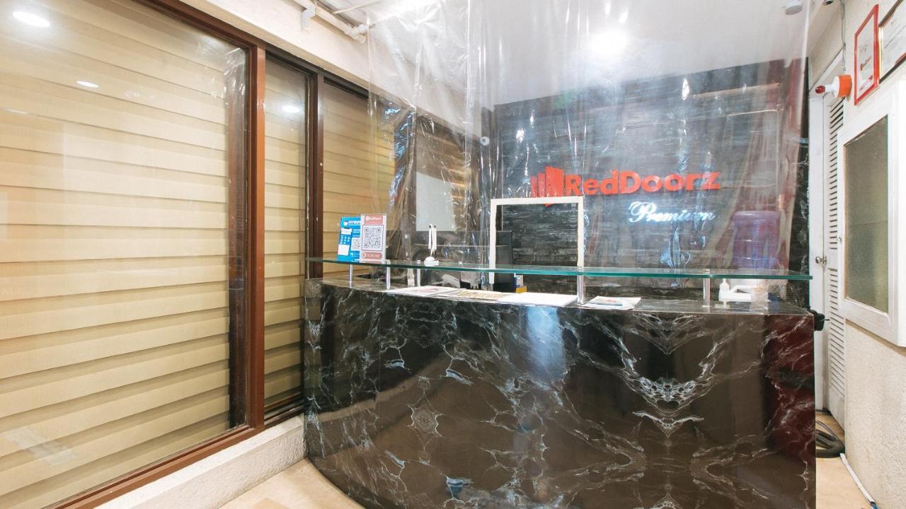 Reddoorz Premium Near Greenbelt Makati - Vaccinated Staff