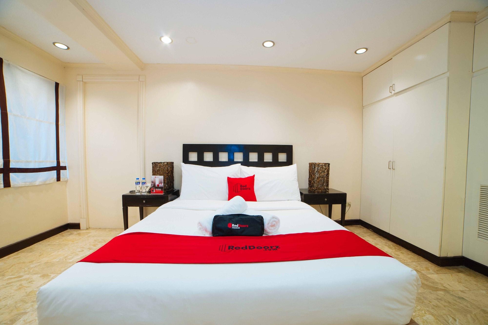 Reddoorz Premium Near Greenbelt Makati - Vaccinated Staff Makati City