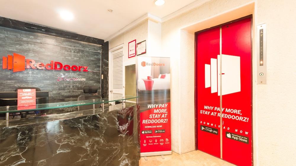 Reddoorz Premium Near Greenbelt Makati - Vaccinated Staff Hotel
