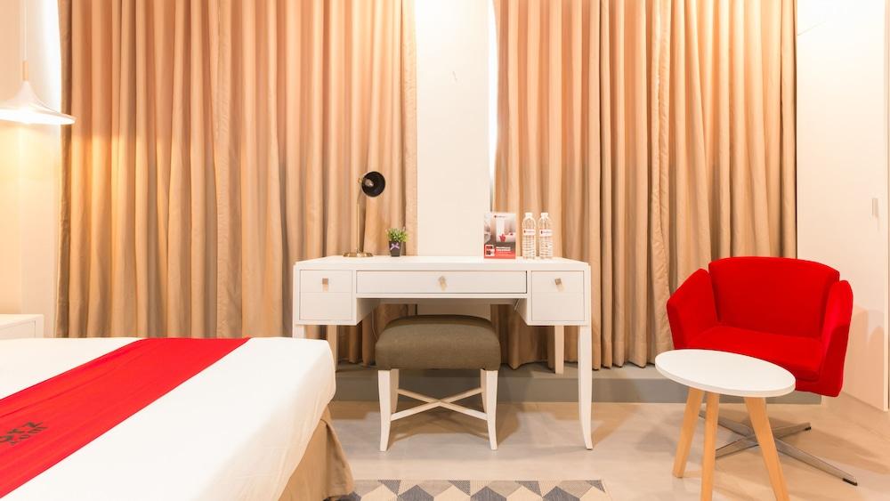 Reddoorz Premium Near Greenbelt Makati - Vaccinated Staff