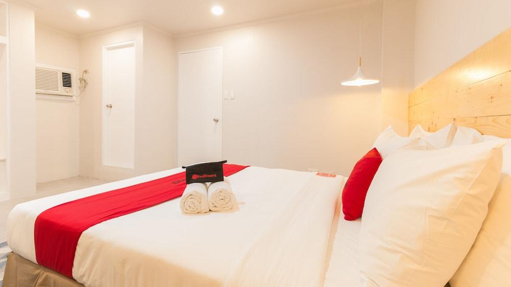 Hotel Reddoorz Premium Near Greenbelt Makati - Vaccinated Staff 4*