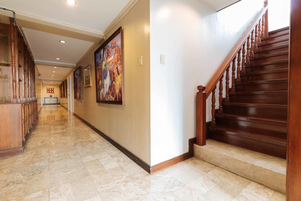 Reddoorz Premium Near Greenbelt Makati - Vaccinated Staff