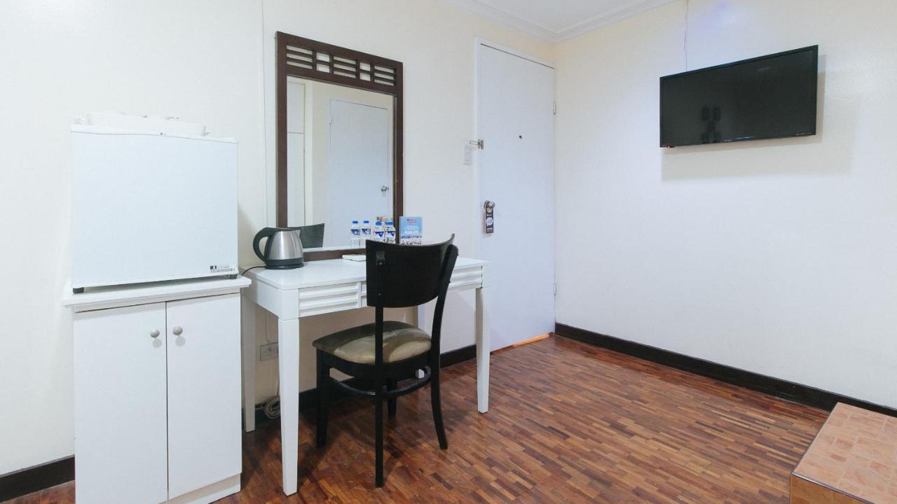 Hotel Reddoorz Premium Near Greenbelt Makati - Vaccinated Staff Makati City