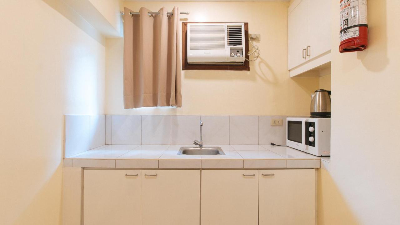 Reddoorz Premium Near Greenbelt Makati - Vaccinated Staff Hotel