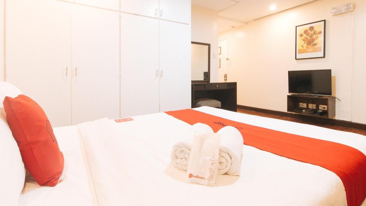 Hotel Reddoorz Premium Near Greenbelt Makati - Vaccinated Staff