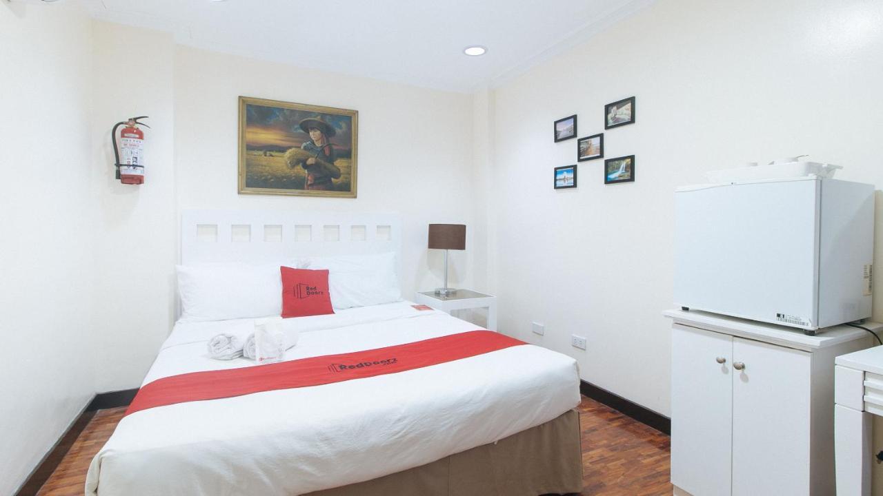 Hotel Reddoorz Premium Near Greenbelt Makati - Vaccinated Staff