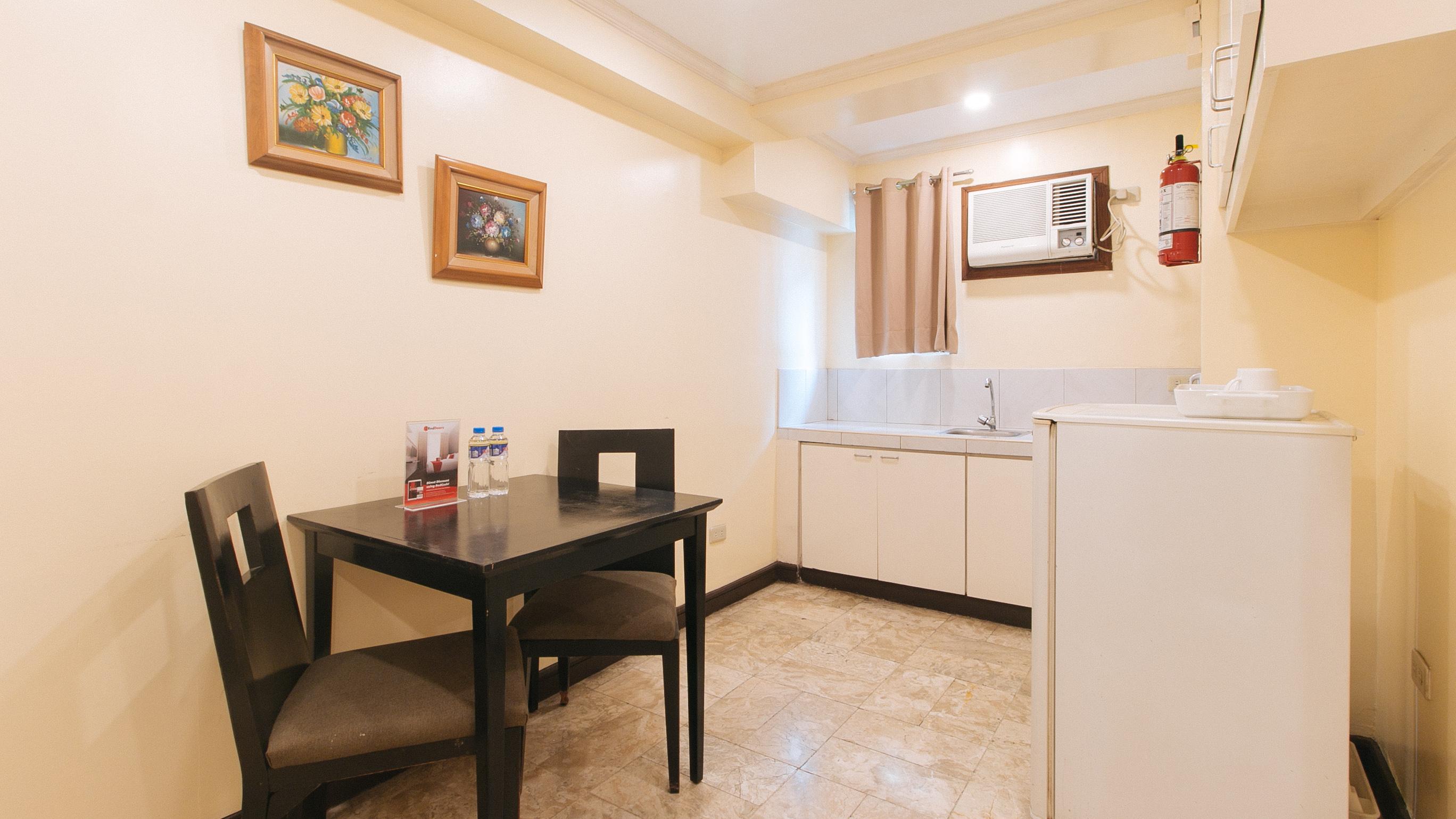Reddoorz Premium Near Greenbelt Makati - Vaccinated Staff Makati City