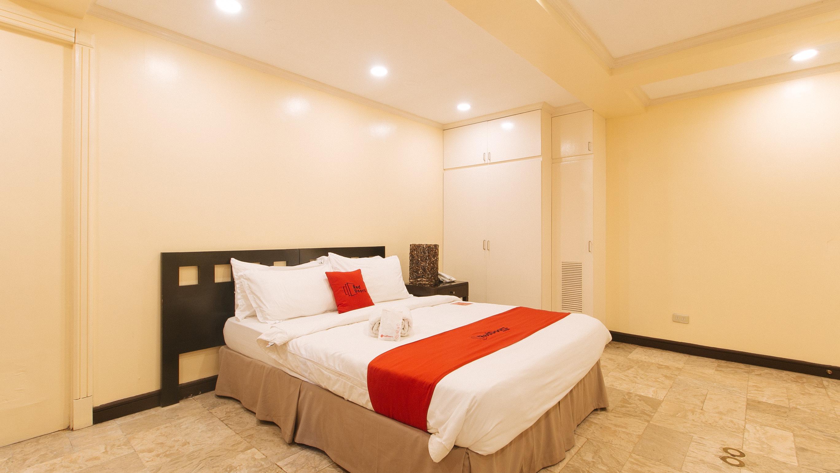 Hotel Reddoorz Premium Near Greenbelt Makati - Vaccinated Staff