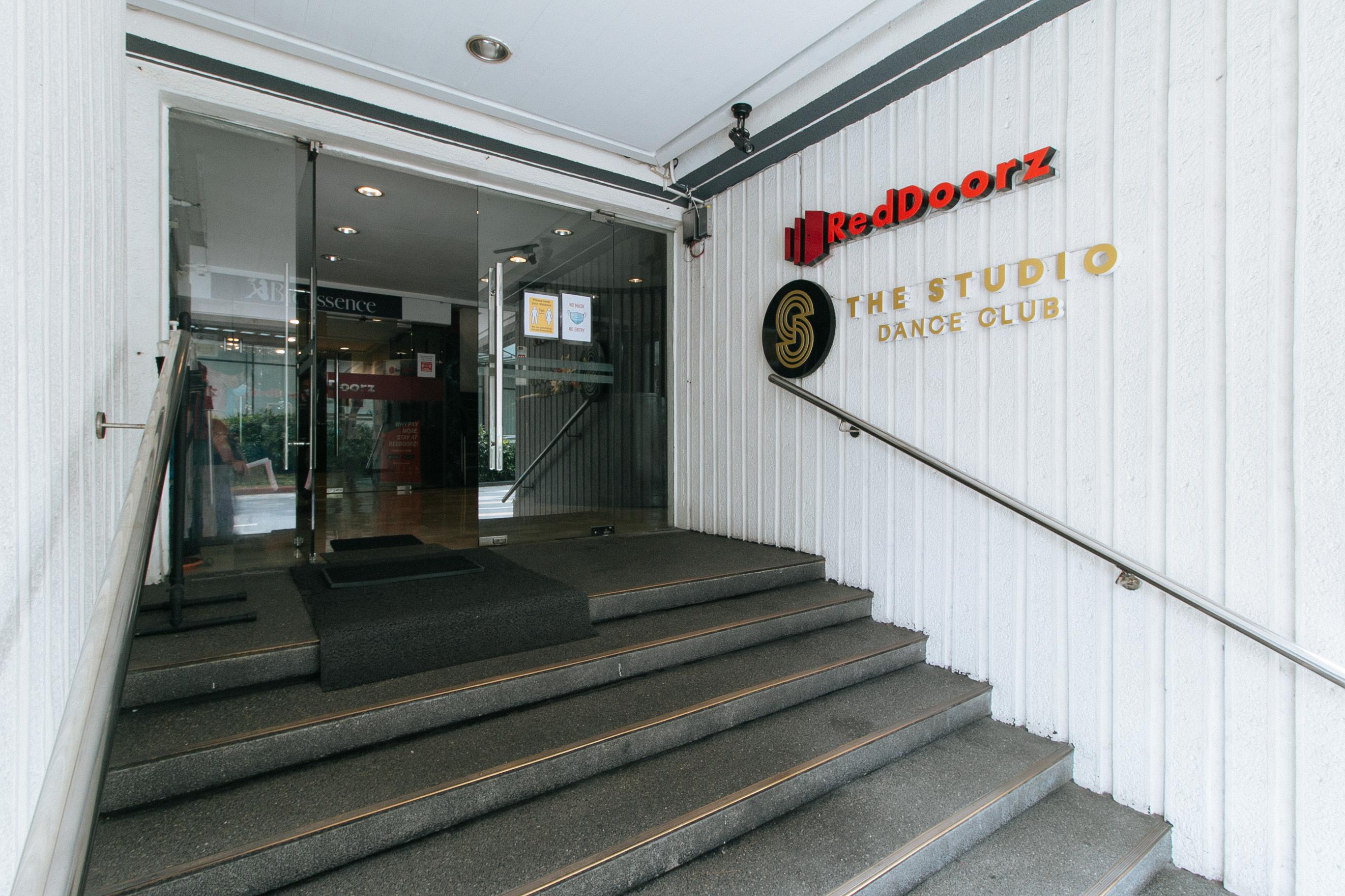 Reddoorz Premium Near Greenbelt Makati - Vaccinated Staff Hotel