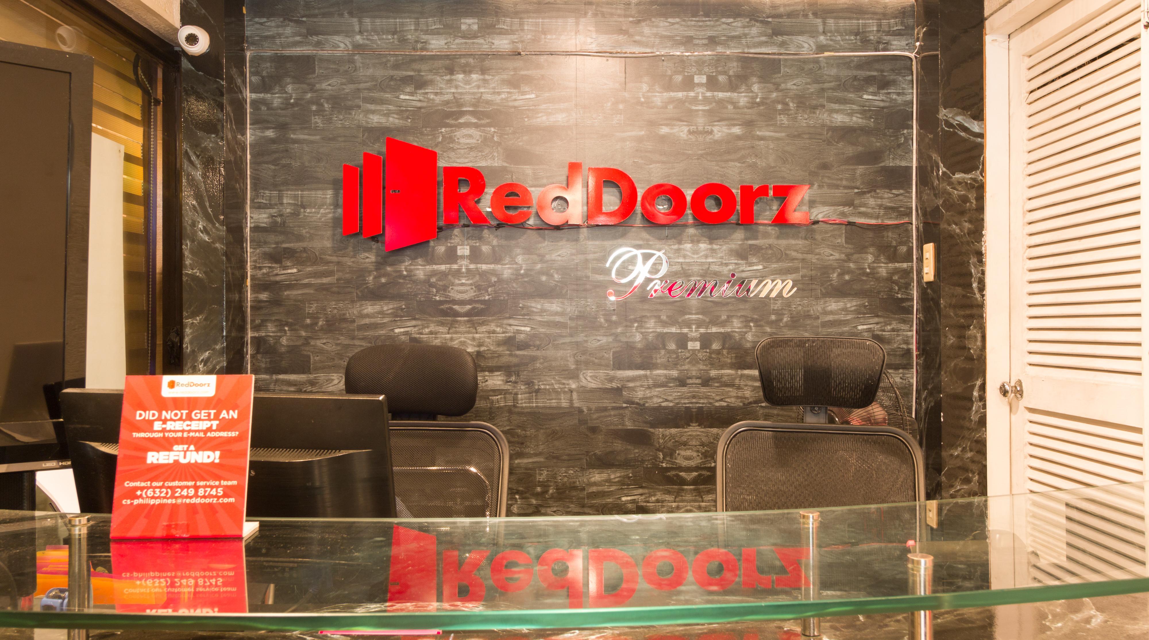 Reddoorz Premium Near Greenbelt Makati - Vaccinated Staff Hotel