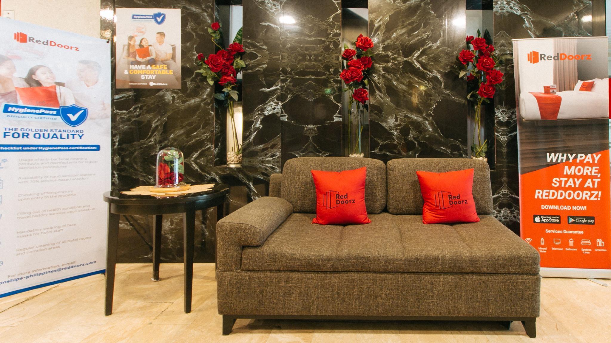 Hotel Reddoorz Premium Near Greenbelt Makati - Vaccinated Staff