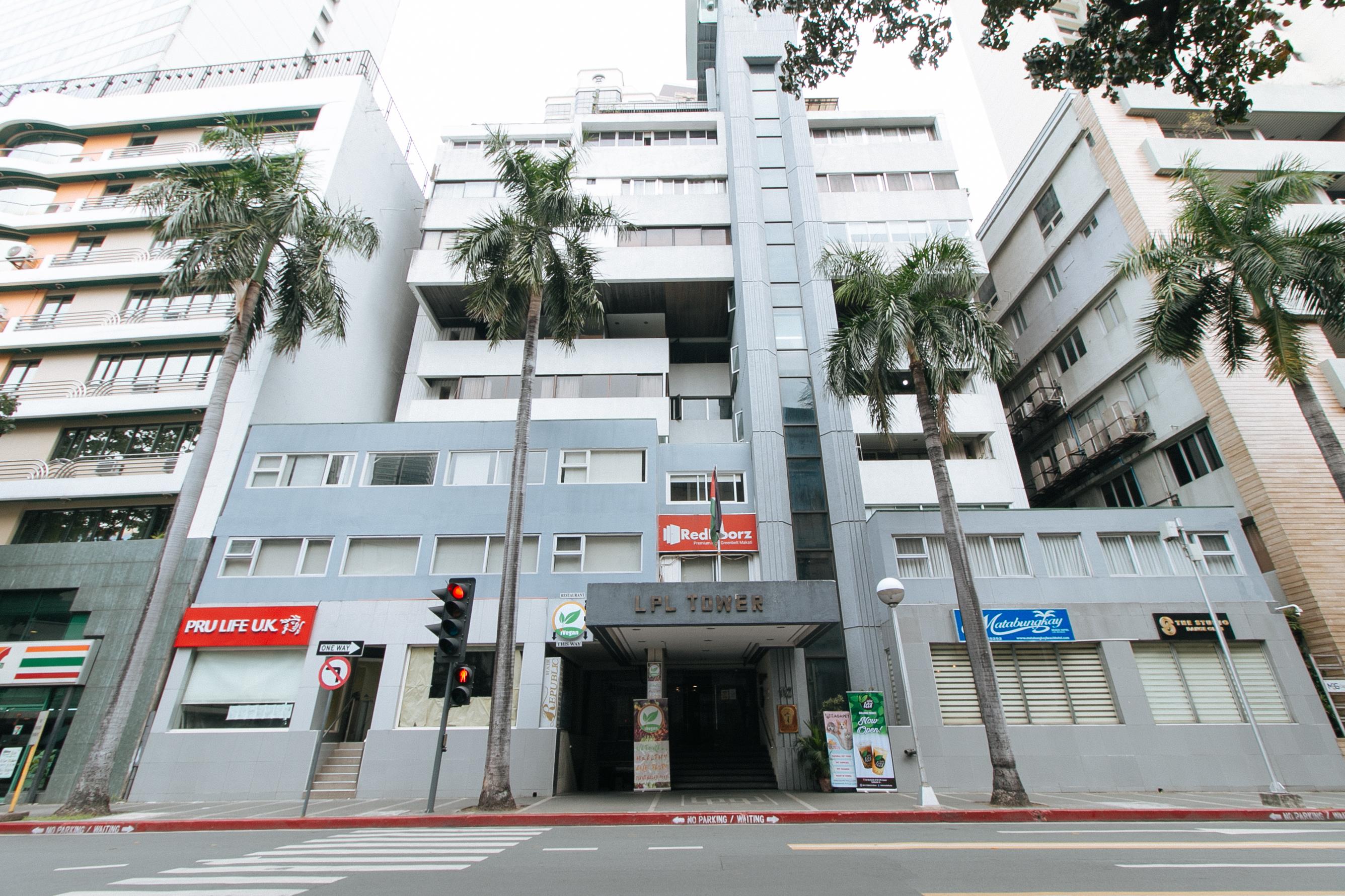 Reddoorz Premium Near Greenbelt Makati - Vaccinated Staff
