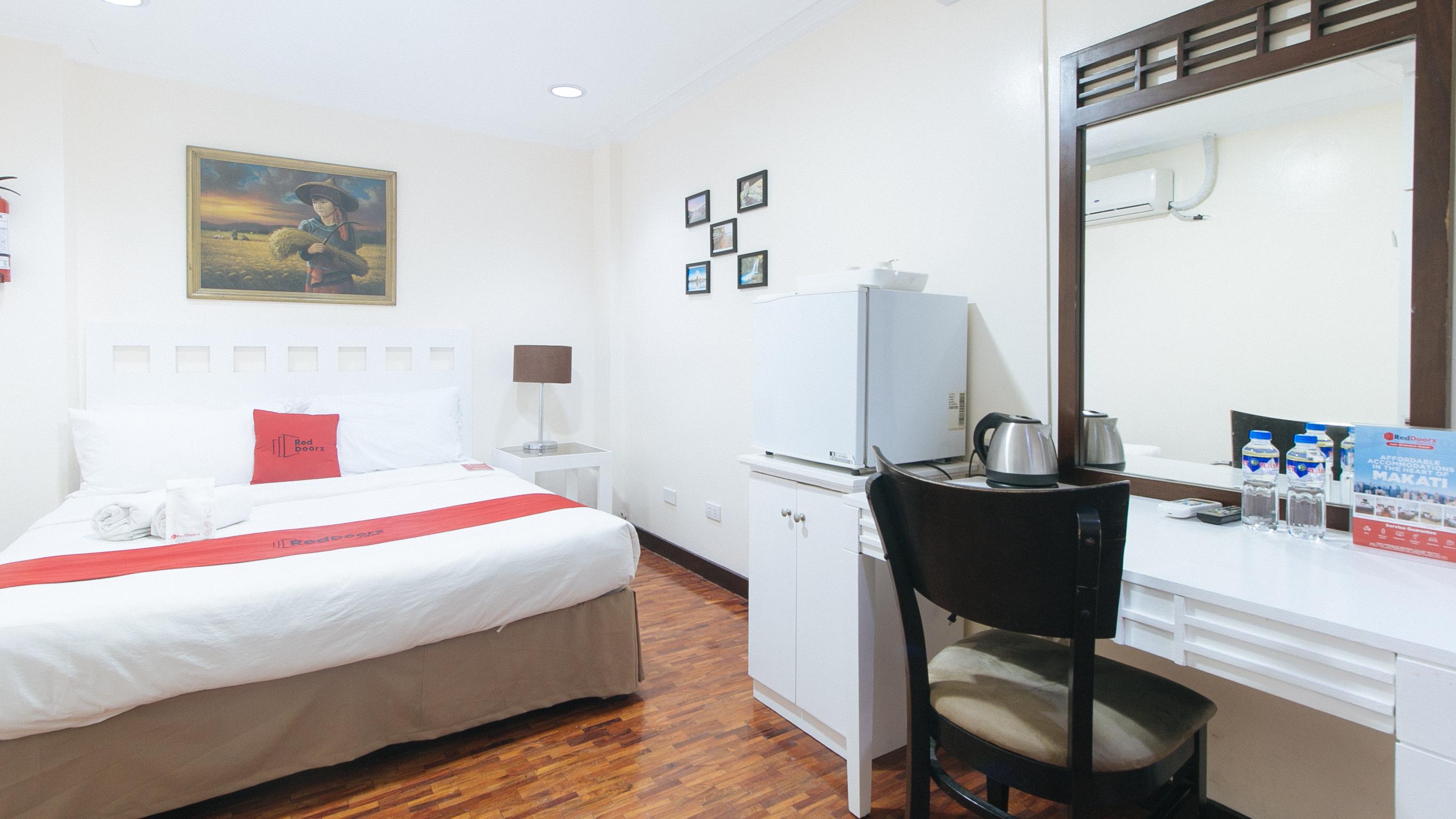 Hotel Reddoorz Premium Near Greenbelt Makati - Vaccinated Staff 4*