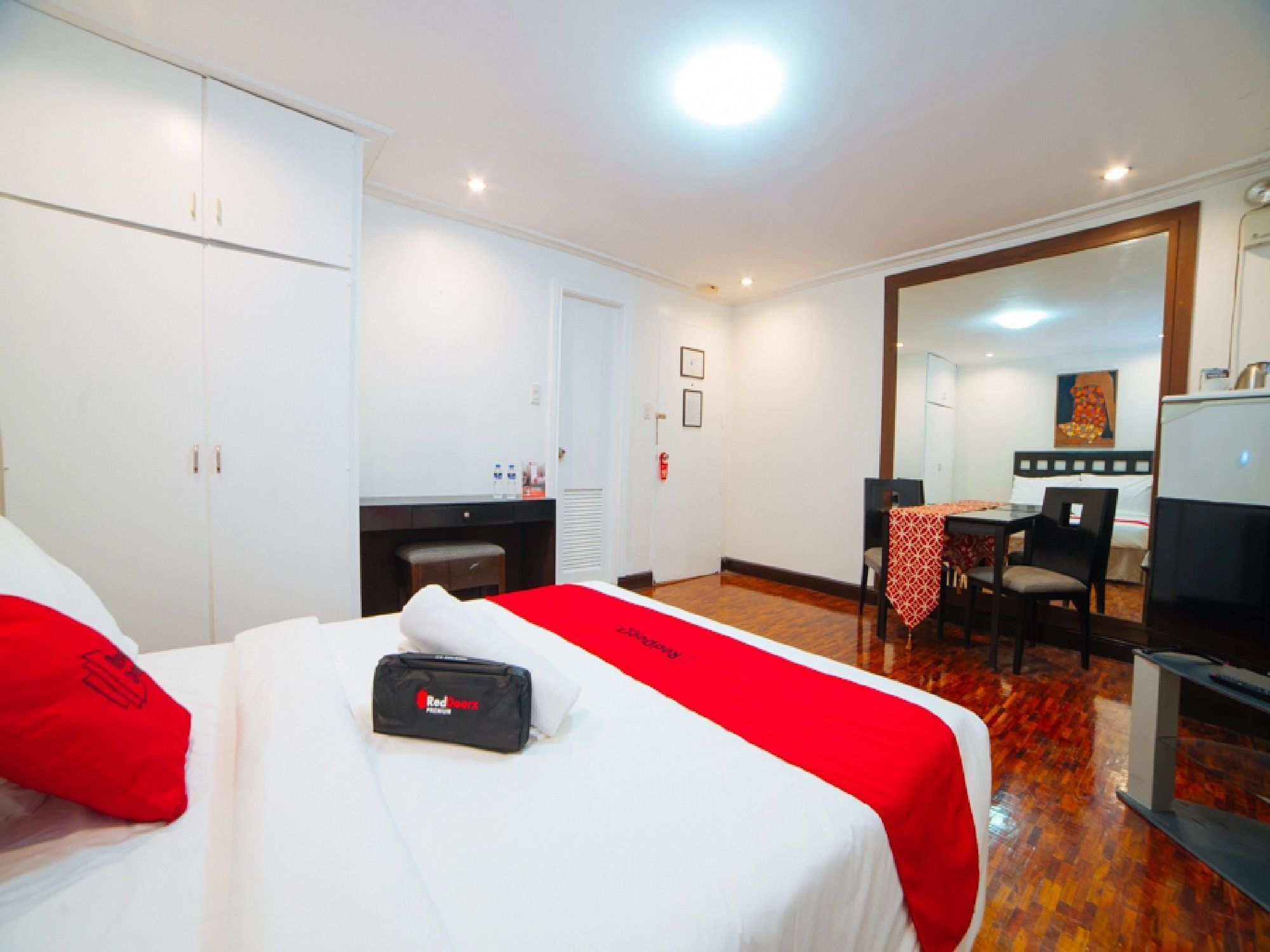 Reddoorz Premium Near Greenbelt Makati - Vaccinated Staff Hotel